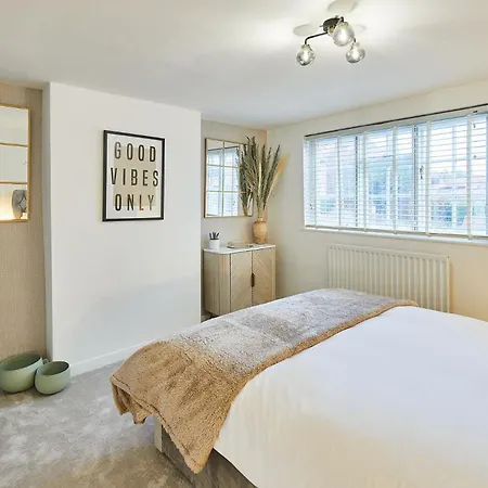 Host & - Bentley Wynd